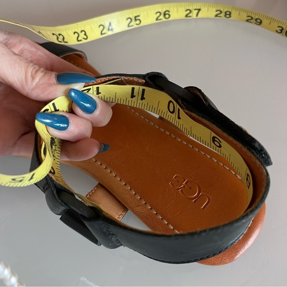 UGG | Black & tan Velcro ankle strap spring summer grandpa style flat sandal - Picture 12 of 16